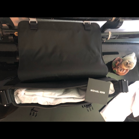 MICHEAL KORS Men's Kent Messenger Bag - Picture 2 of 4